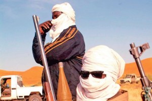 Entre Kidal et la frontiere algerienne, rencontre avec les petites-mains d'AQMI. Trafics d'essence, de cigarettes,