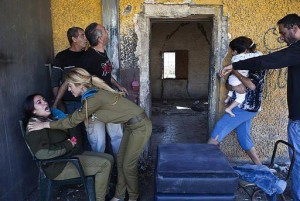 Des colons sioniste paniquent après la chute d'obus palestiniens sur leur maisons