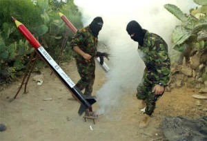 Résistants palestiniens se préparant au lancement d'une roquette de fabrication locale