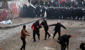 A la veille de la seconde phase du référendum sur la Constitution, islamistes et opposants ont échangé, le vendredi 21 décembre, à Alexandrie, des jets de pierres