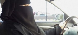 Manal Al Sharif au volant défiant les autorités de son pays