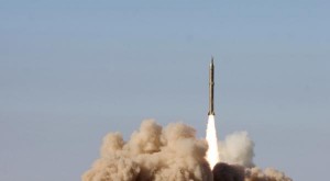 Missile sol-sol iranien de technologie nord coréenne lancé d'une zone inconnue Fars News / Reuters 