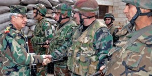 Détachement de l'Armée Arabe Syrienne au salut d'un officier supérieur syrien 