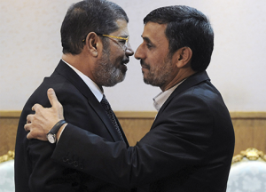 Morsi acceuillant Ahmadinejad à l'aéroport du Caire