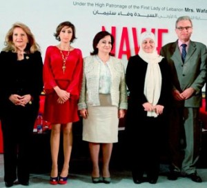 De gauche à droite : l’ancienne ministre Leila Solh Hamadé, la fondatrice et présidente exécutive du NAWF, Nadine Abou Zaki, la Première dame, Wafa’ Sleiman, l’ancienne ministre Bahia Hariri, l’ambassadeur de France au Liban, Patrice Paoli, à l’inauguration du Forum de la femme arabe