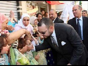 Mohamed VI avec des enfants de la communauté marocaine au Sénégal