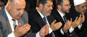 Morsi en prièrev avec ses "frères"