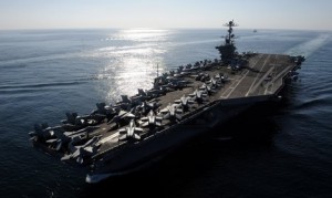 Porte-avions américain Nimitz ayant pour port d'attache le port de la base américaine au Bahreïn, le plus grand port militaire de la région