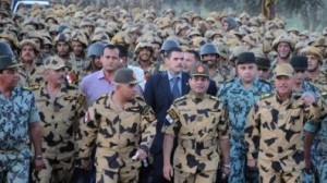 Abdelfattah Al-Sissi suivi par ses troupes