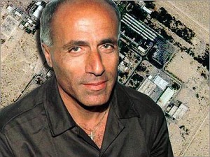 Mordachai Vanunu avec pour fond de photo la central de Daymouna